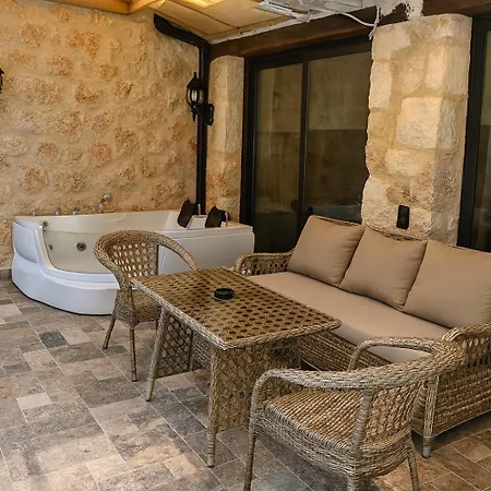 Gulenden Ozel Havuzlu Korunakli Mustakil Villa Kaş